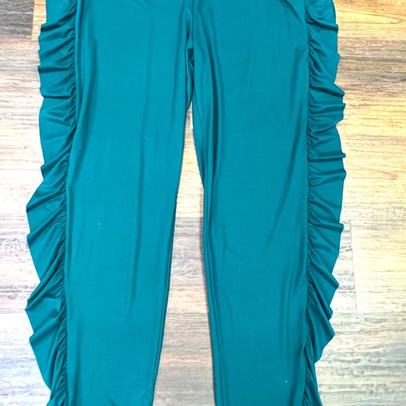 Green plus size jumpsuit - Picture 3 of 3